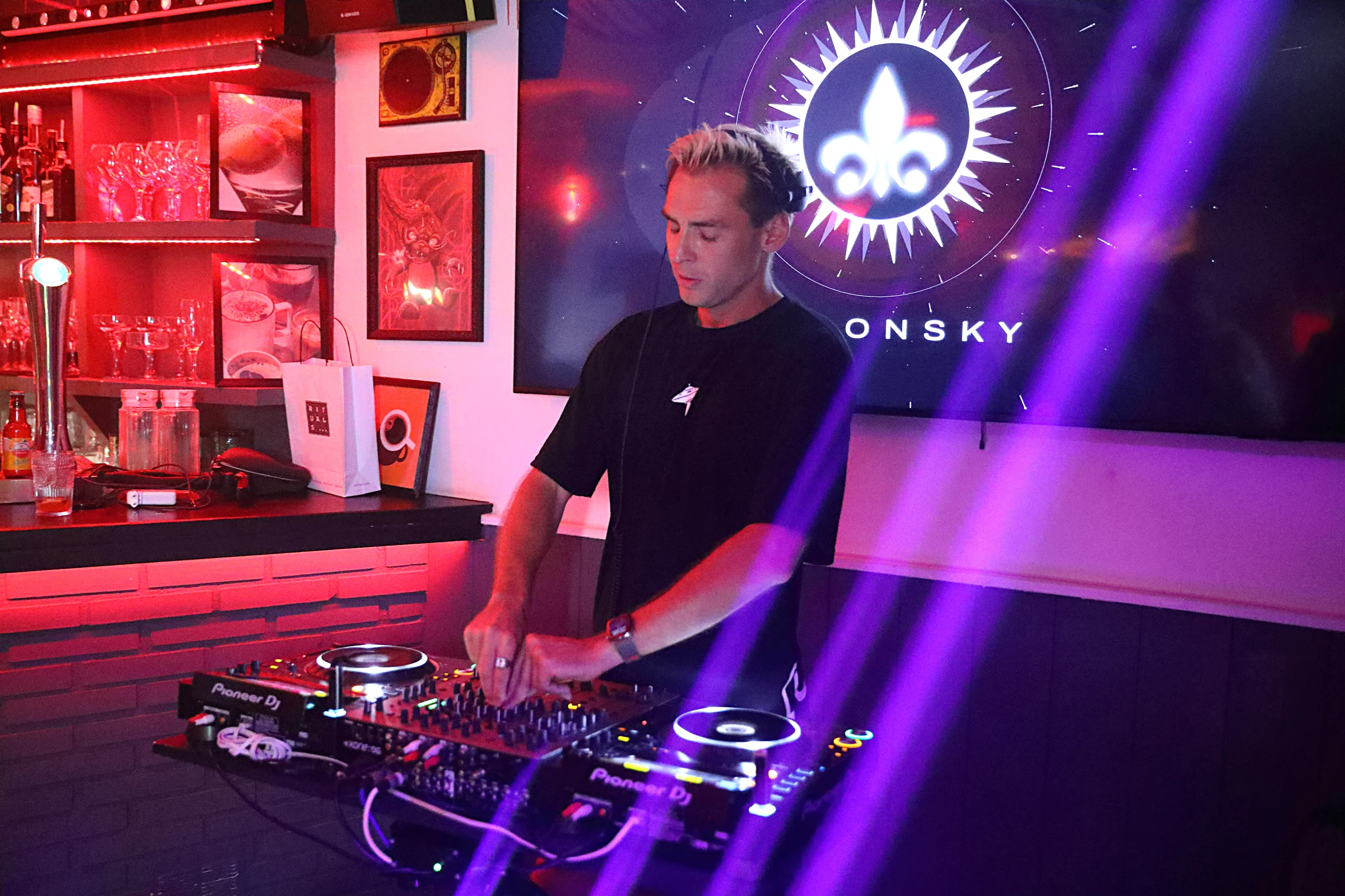 SOLONSKY at the decks in red and violet light